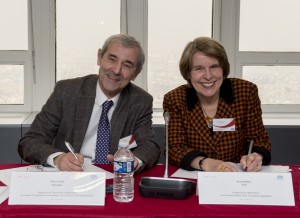 Pierre Cardo, président de l'Araf et Anna Walker, son homologue de l'Office of rail regulation, ont signé un accord de corégulation économique du tunnel sous la Manche, lundi 16 mars 2015 à Paris.